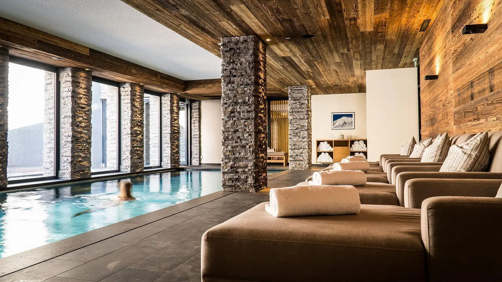 I lettini lungo la piscina coperta