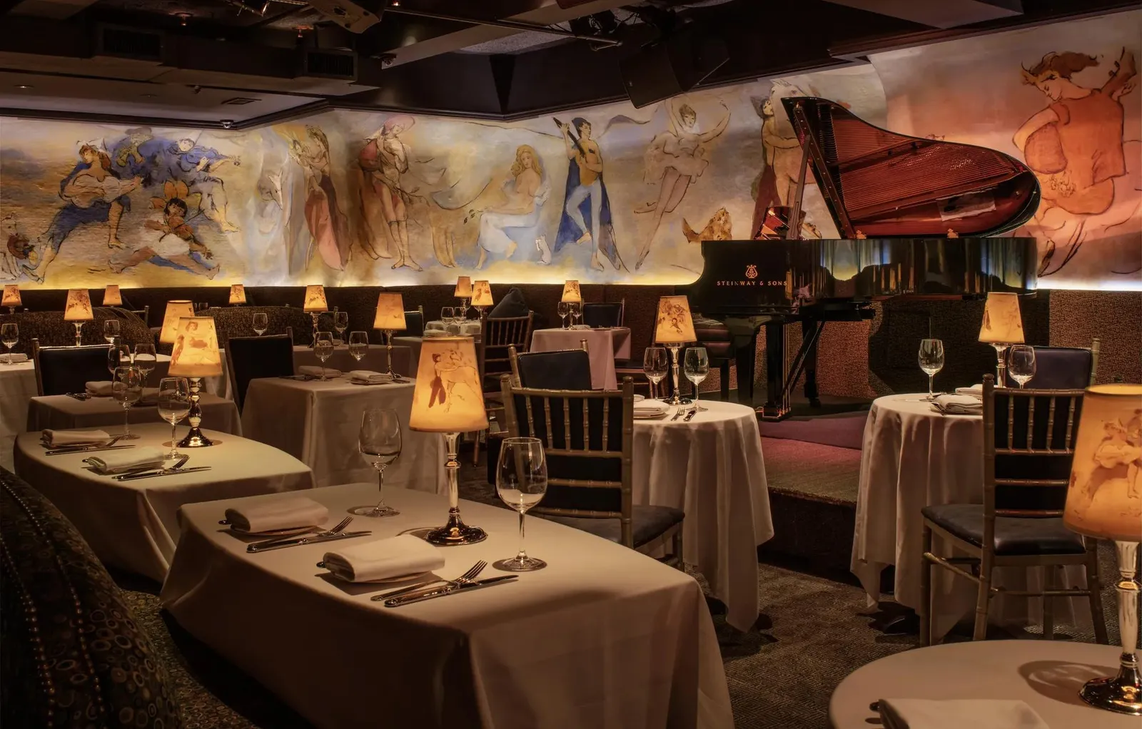 Il pianoforte e i tavoli del Café Carlyle
