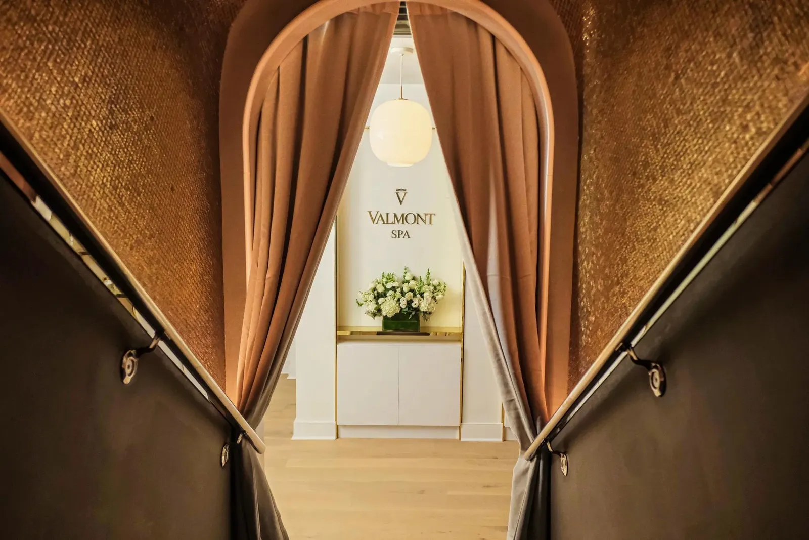 La scala e la porta della Valmont Spa