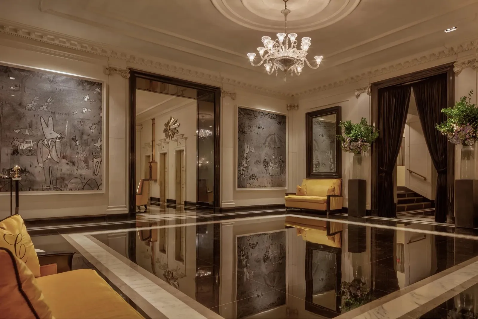 La lobby del Carlyle con i pannelli dipinti
