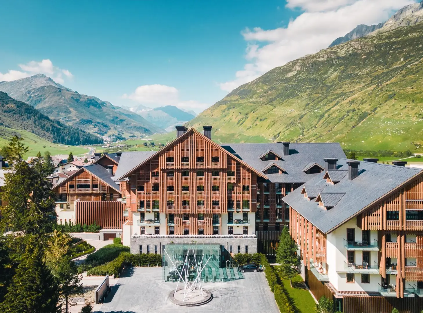 Il Chedi Andermatt fra gli edifici del villaggio e le montagne