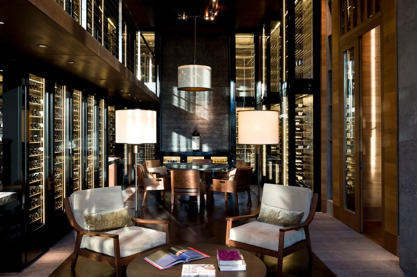 Le poltrone e le bottiglie di The Wine Library