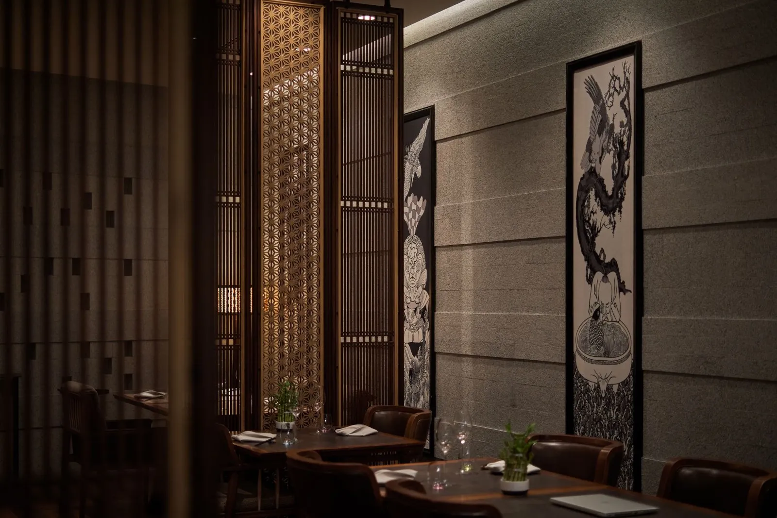 La sala di The Japanese con i tavoli e le pareti scure