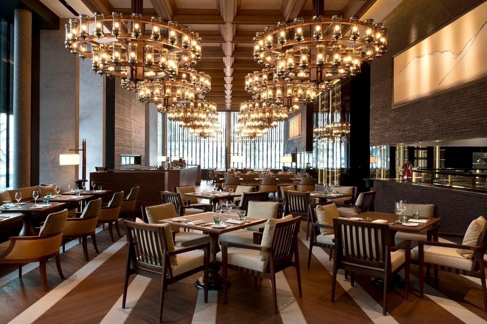 La sala di The Restaurant con i lampadari