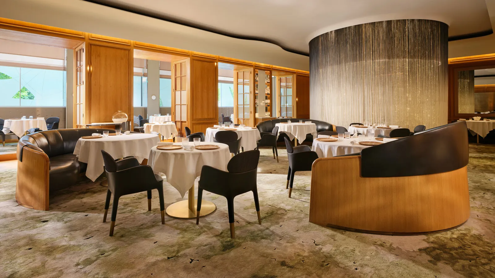 Alain Ducasse’s dining room, with the Table Lumière’s curtain of light