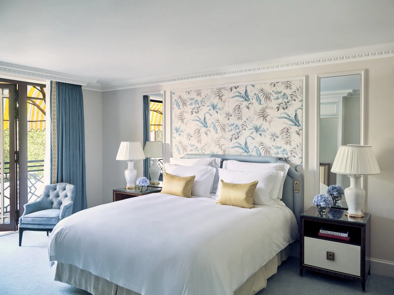 Executive Park View Room: the king bed and the French window