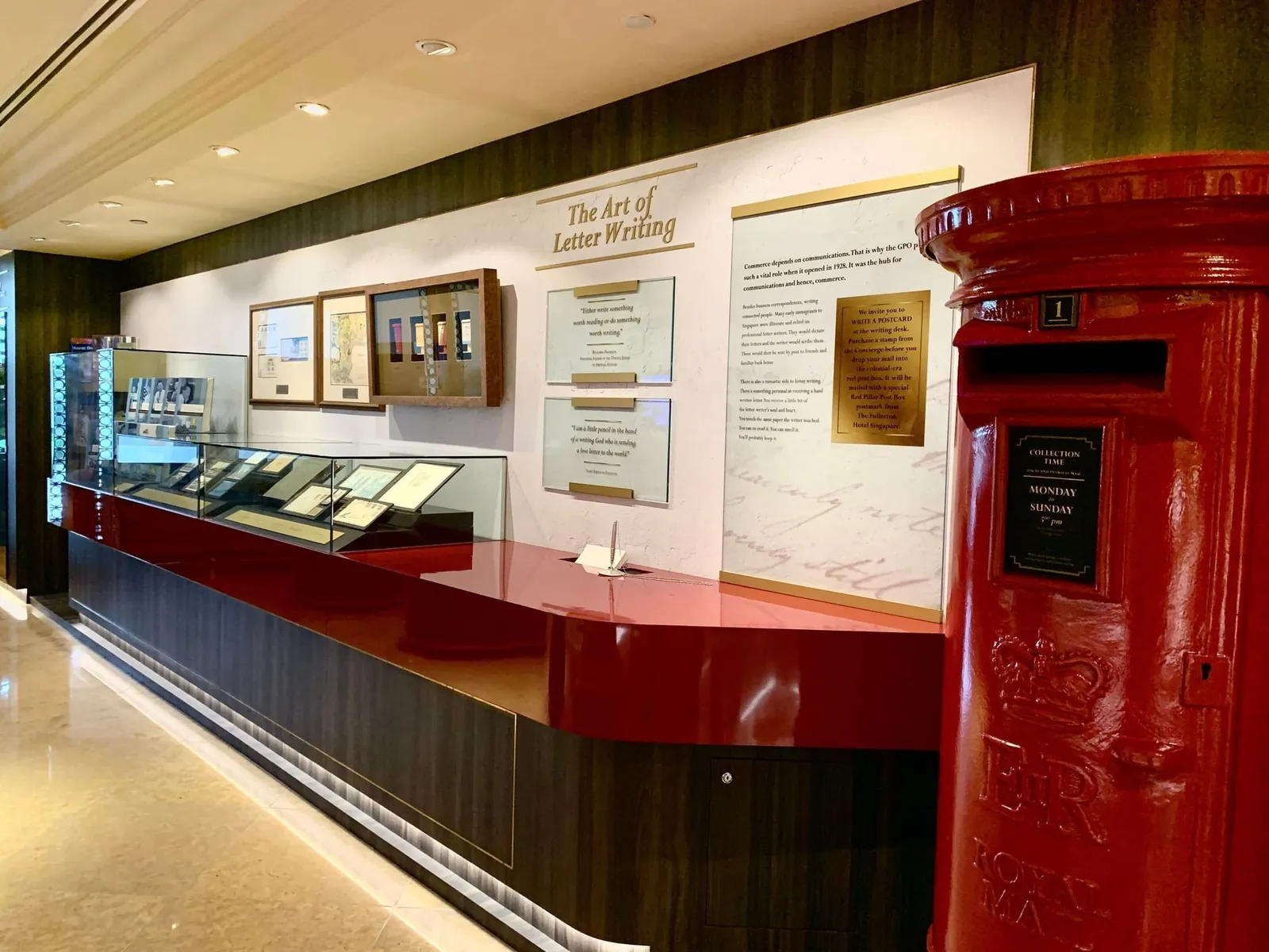La Heritage Gallery: una buca delle lettere rossa accanto alle teche e a un pannello intitolato «The Art of Letter Writing»