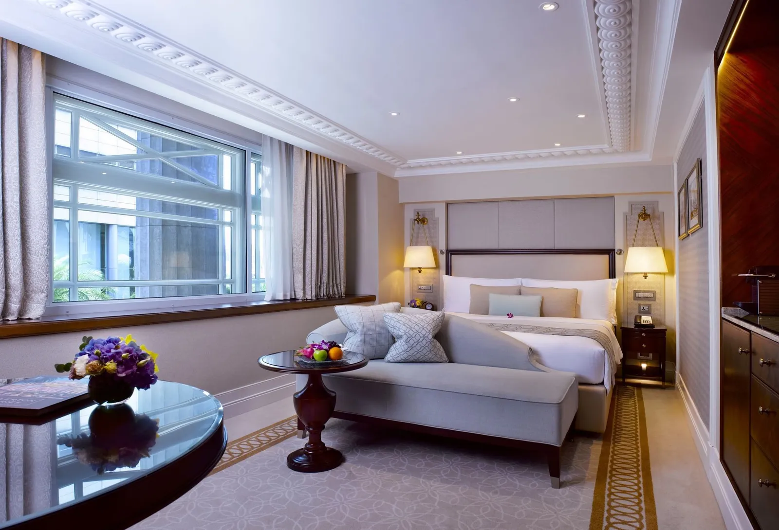 Una Heritage Room: letto king e una dormeuse su una moquette a disegni, un tavolo rotondo e finestre alte