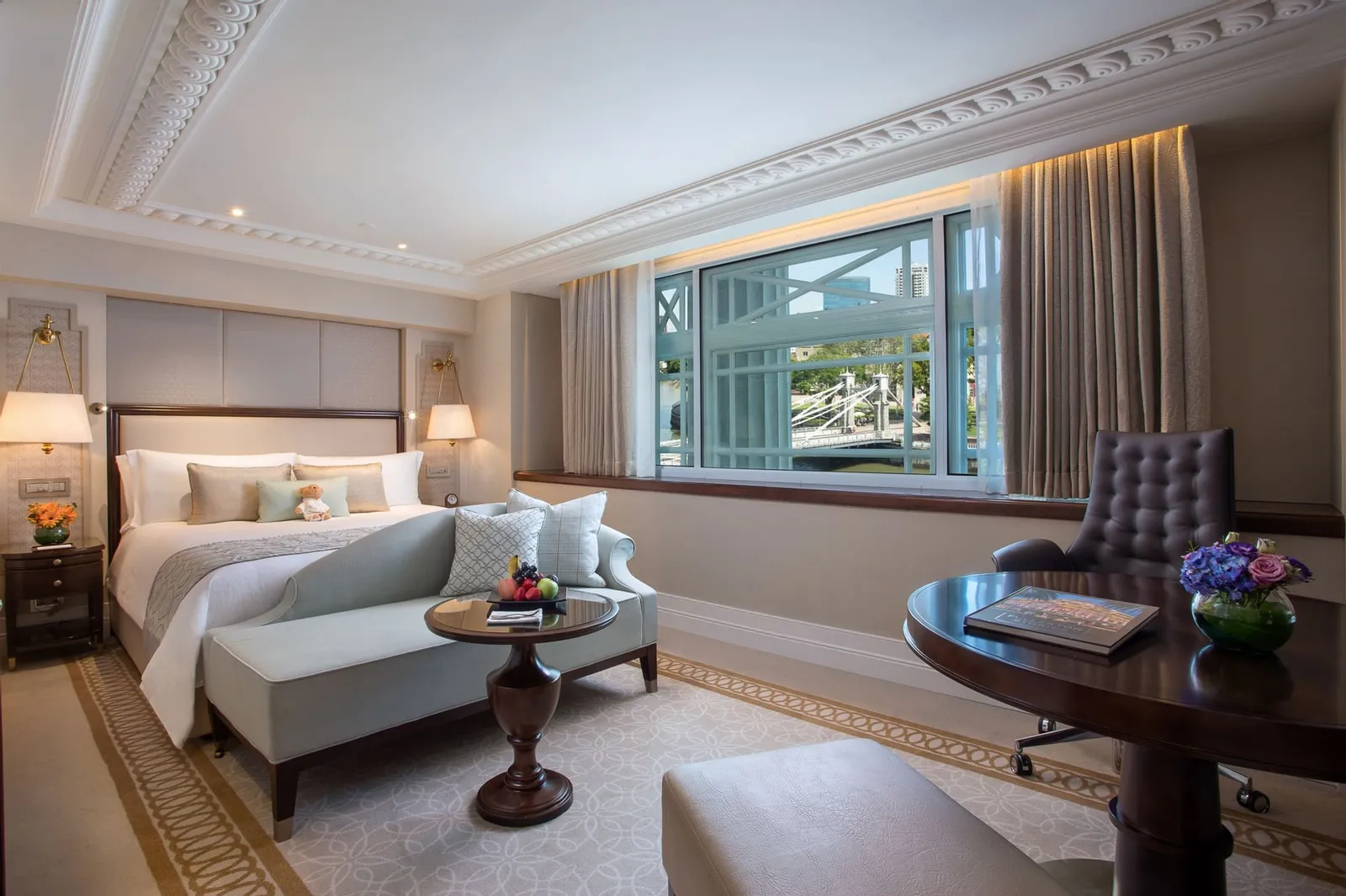 Una Quay Room: letto king, chaise longue e una scrivania con poltrona di pelle sotto finestre ampie