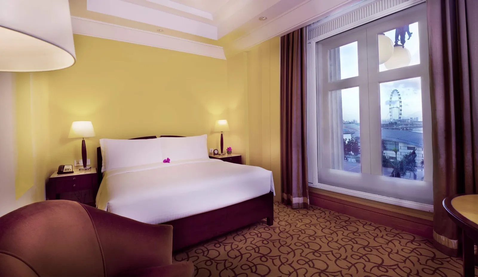 Una Straits Club Marina Bay View Room: letto bianco e una finestra che inquadra il Singapore Flyer