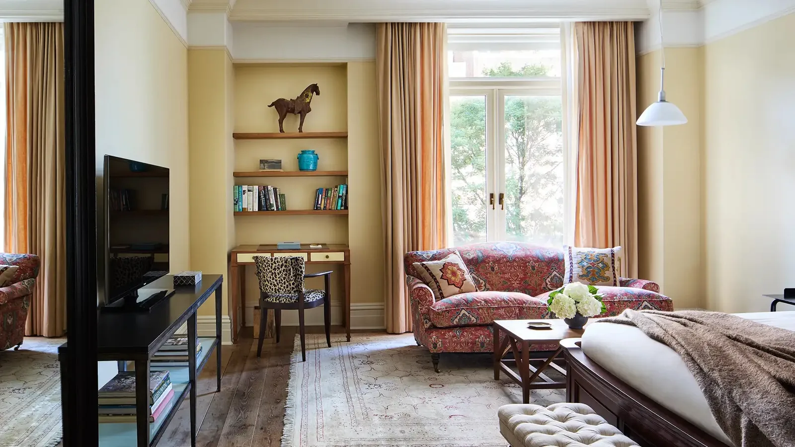 The Superior King with its bed, the TV cabinet and the windows