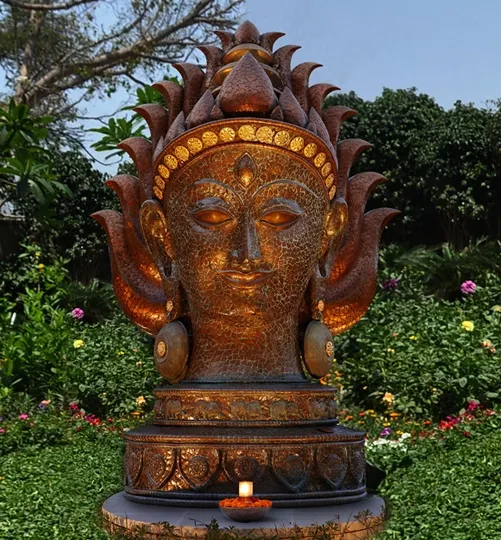 Il volto scolpito e le luci nel giardino del Leela Palace