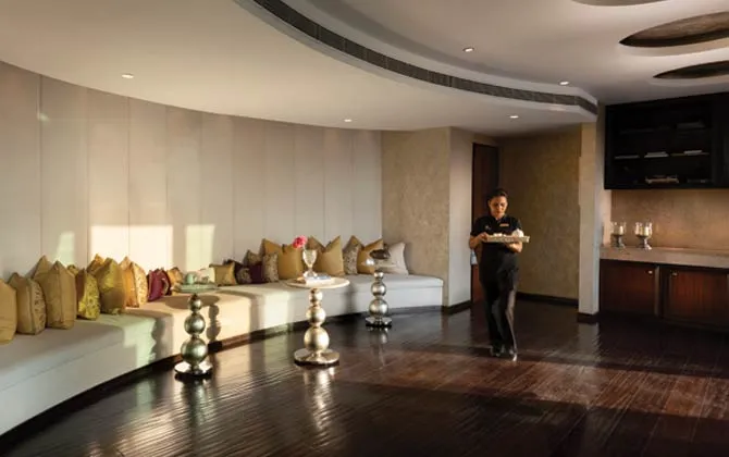Il salone della spa con il divano curvo