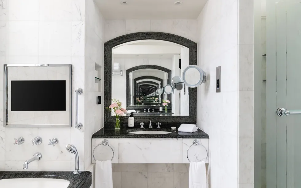 Bathroom of the Deluxe Courtyard Room