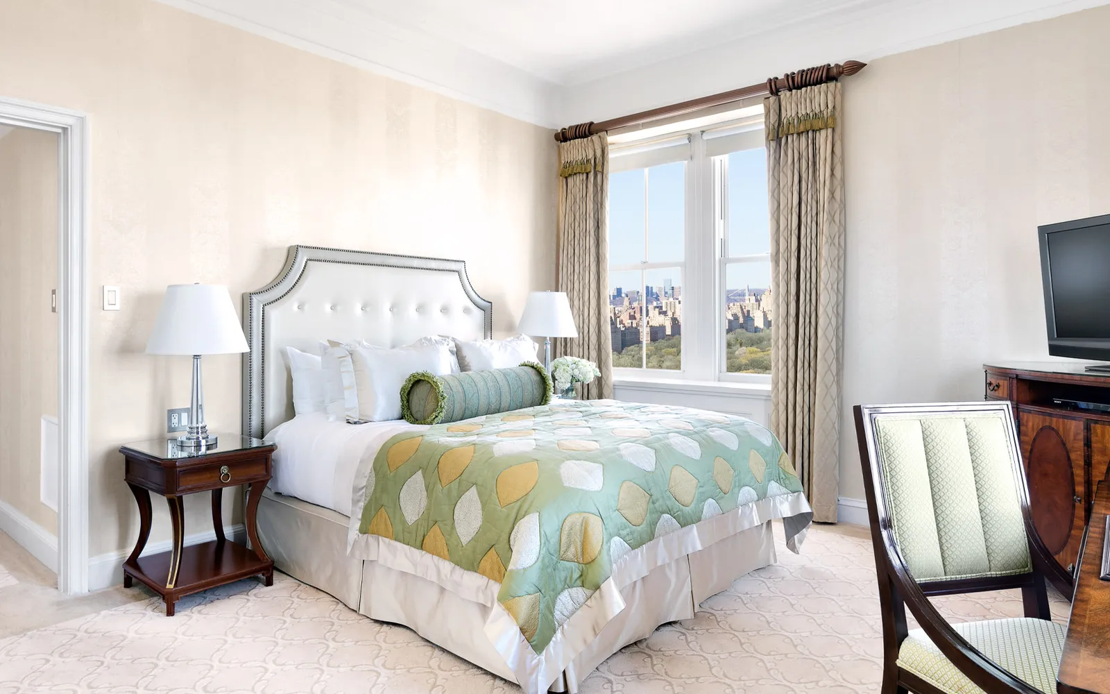 A Signature Park View room with a king bed and desk
