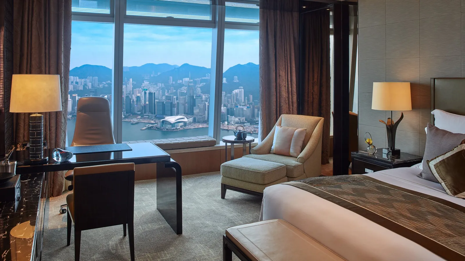 Deluxe Victoria Harbour Room, One King Bed