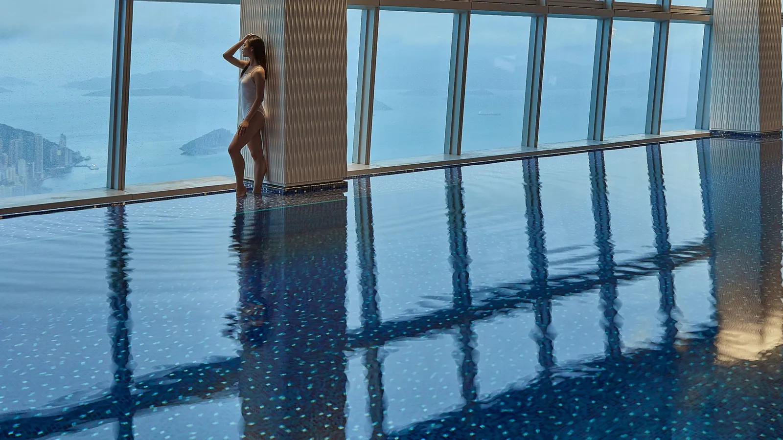 Piscina coperta sopra Hong Kong