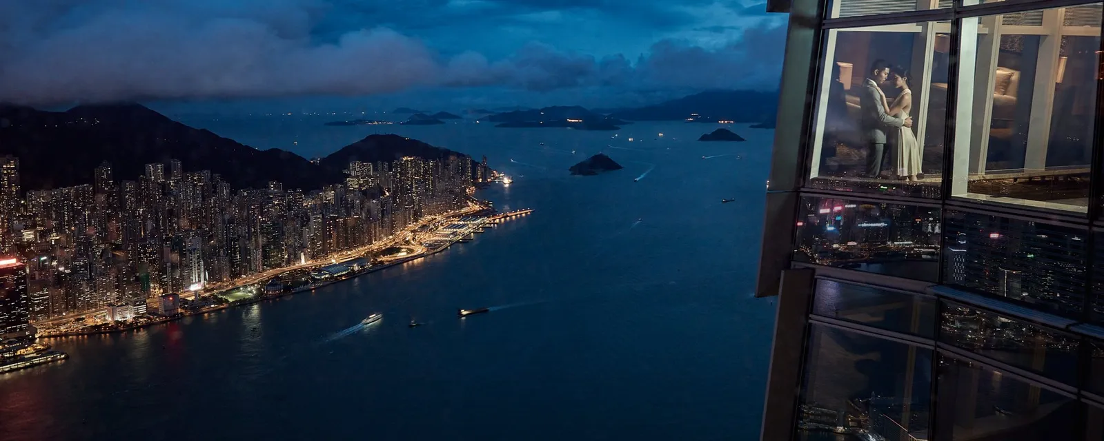 Il porto di Hong Kong di notte dalla Ritz-Carlton Suite