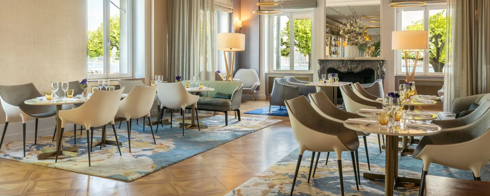 The Living Room con i tavoli verso il lago