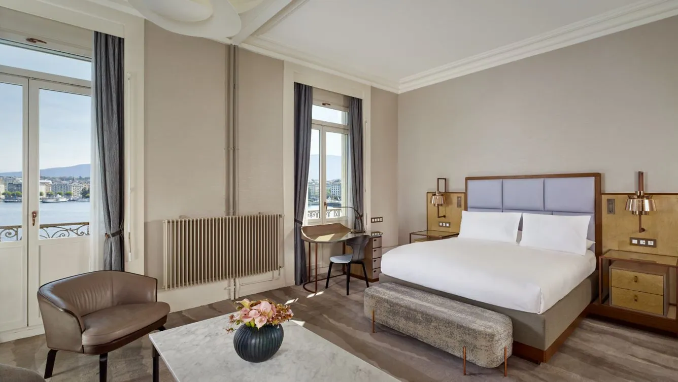 Un altro interno della Lakefront Junior Suite, con il letto e le finestre verso il lago