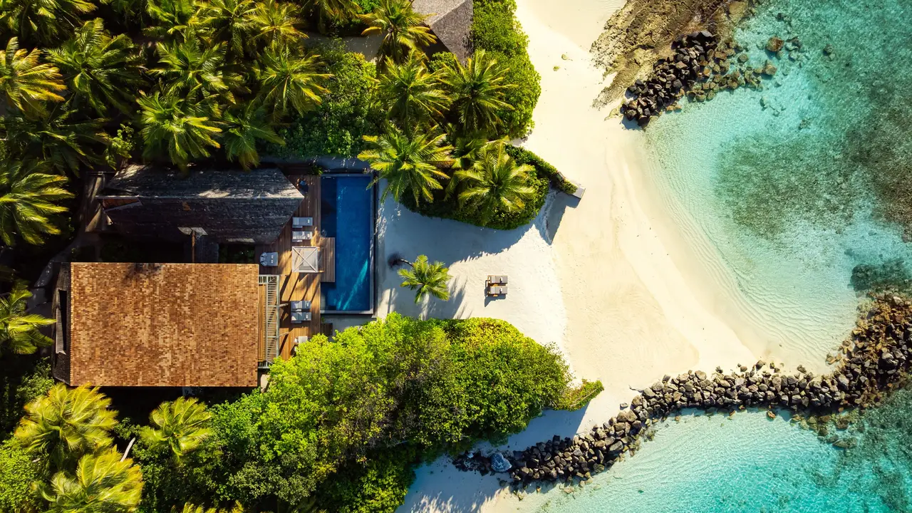 The Knickerbocker Villa from above, between jungle and beach
