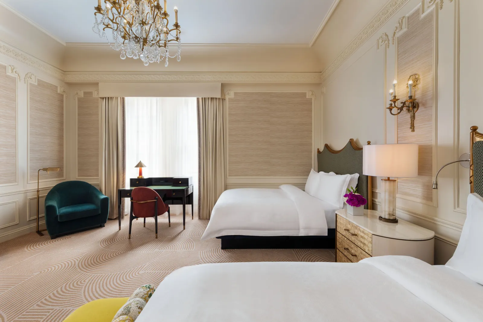 Deluxe room with 2 beds, a chandelier and a desk