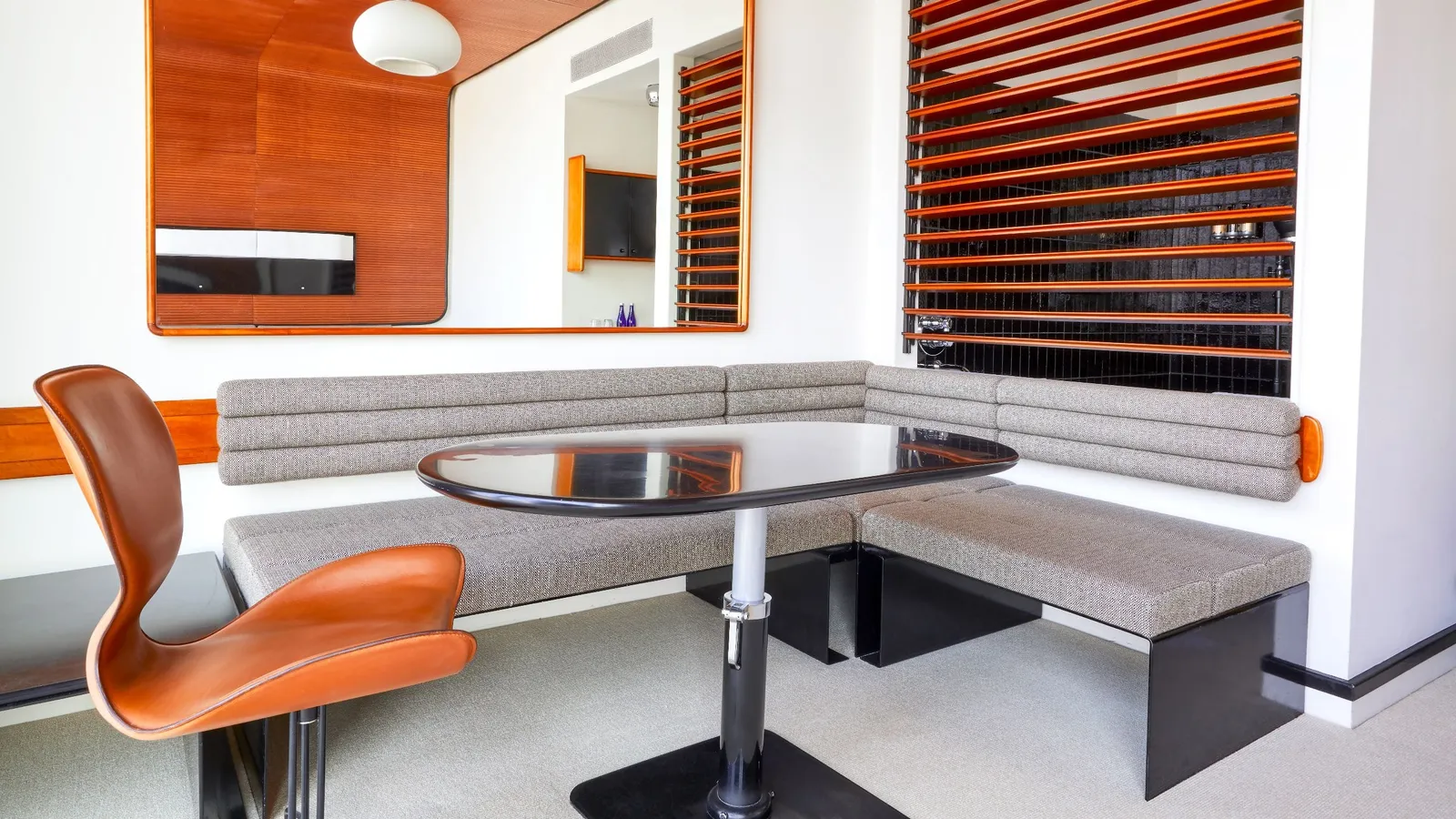 A Premium King’s sitting corner, the grey banquette and the round table