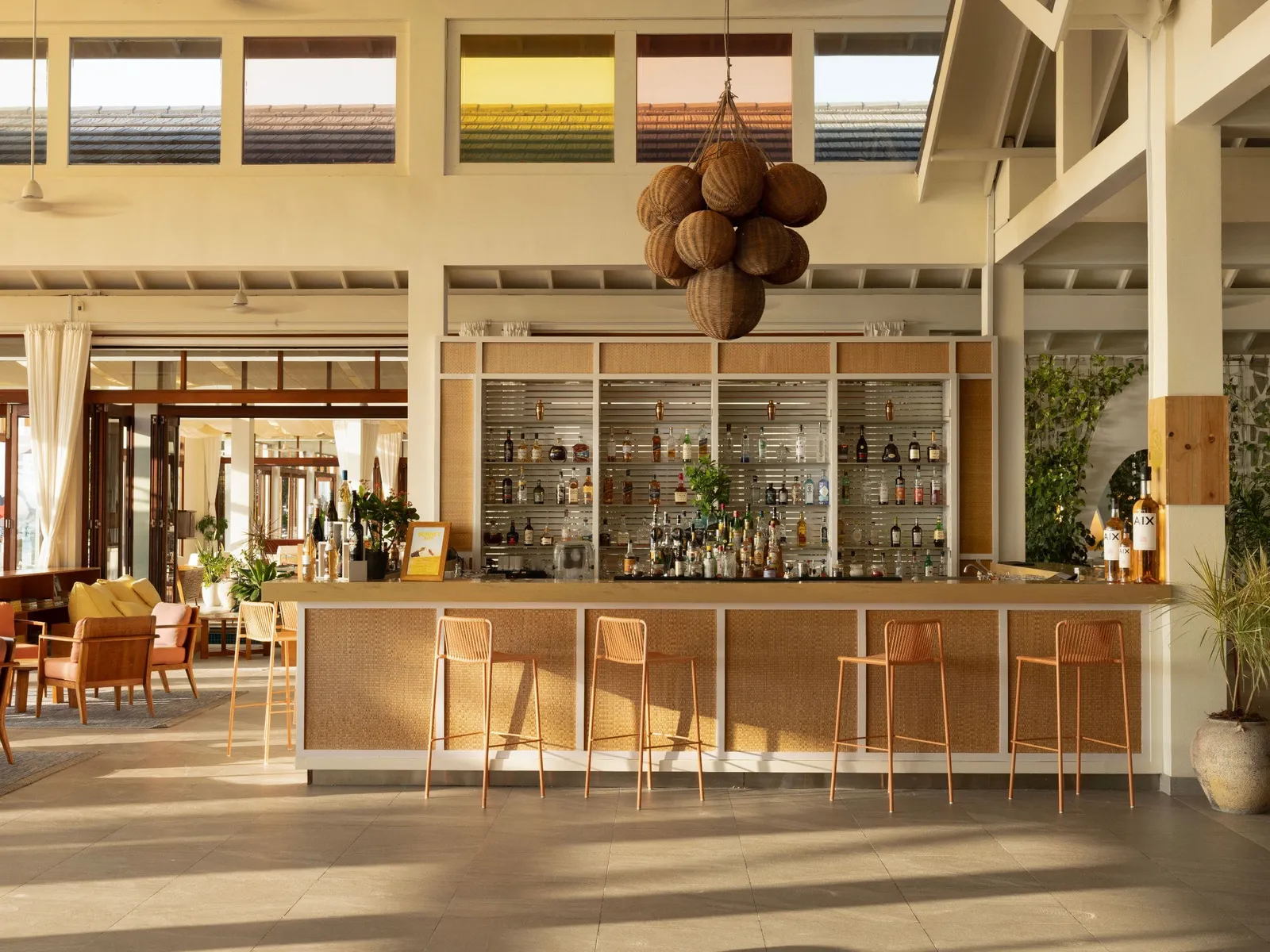 Todis’s wooden counter, with its stools, the bottles on the shelves and the coconut lamp.