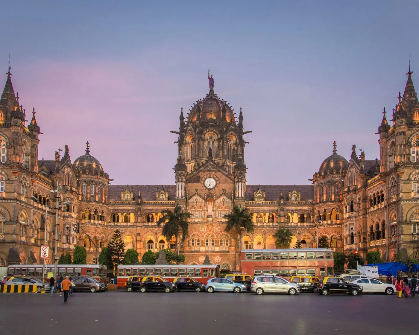 La facciata gotica del Chhatrapati Shivaji Maharaj Terminus al crepuscolo