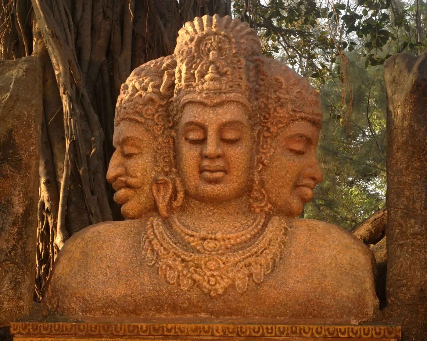 La scultura a 3 teste nelle grotte di Elephanta