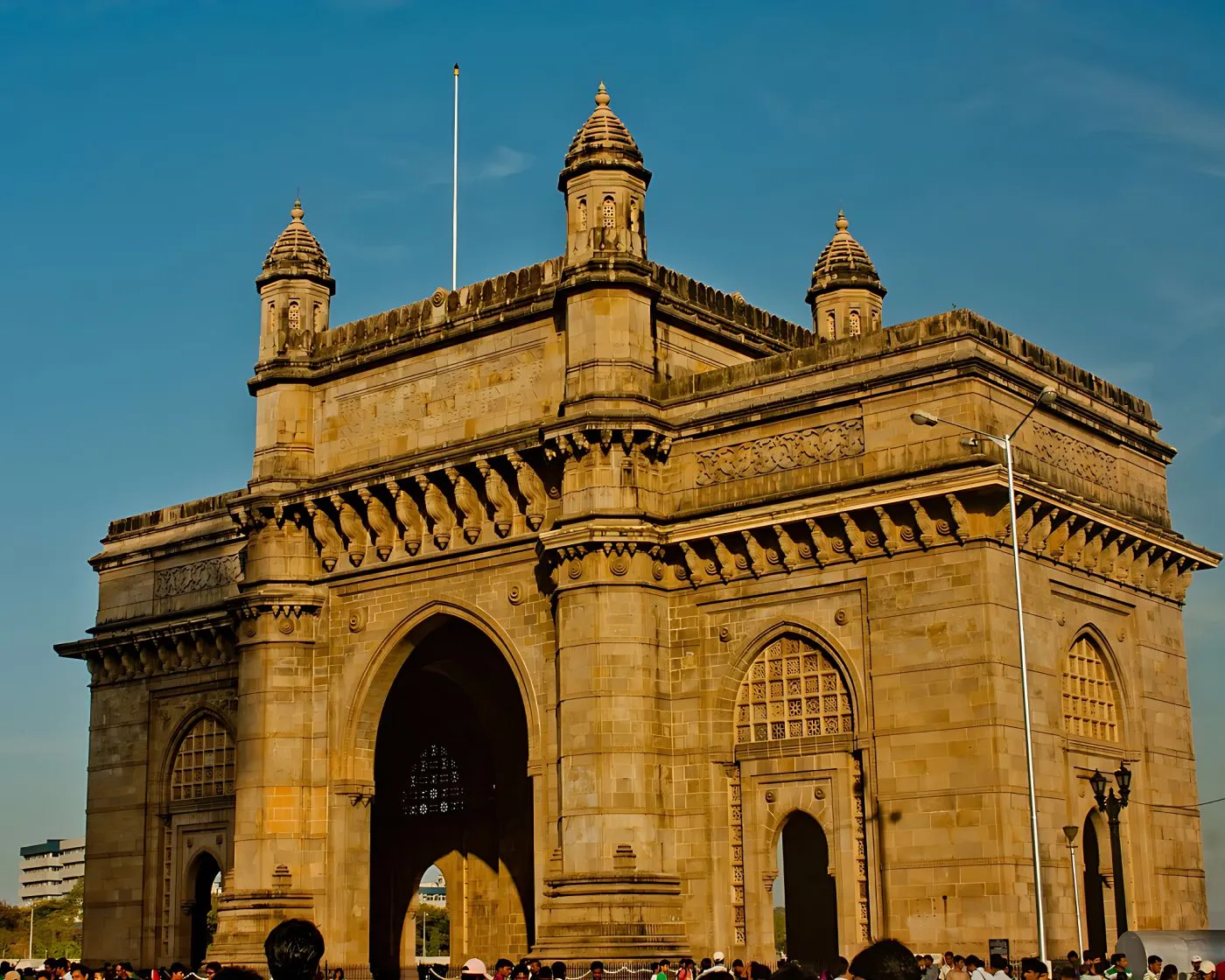 L’arco di basalto del Gateway of India contro il cielo