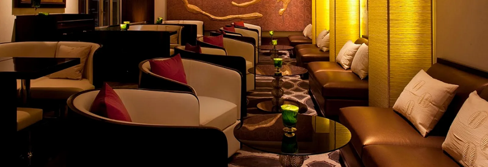 I divani e le luci basse dell’Harbour Bar