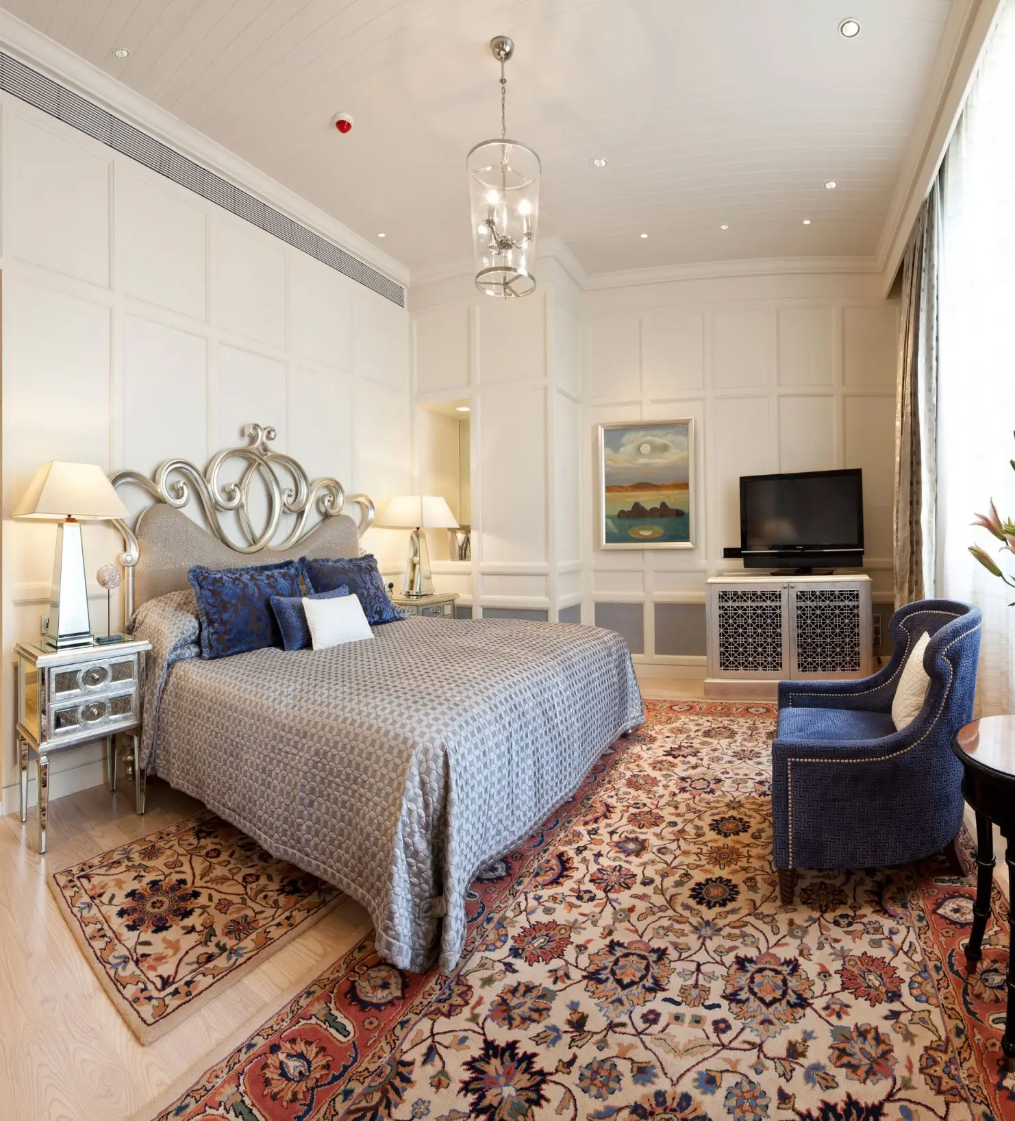 Una Grande Luxury Suite con tappeto persiano e testiera argentata