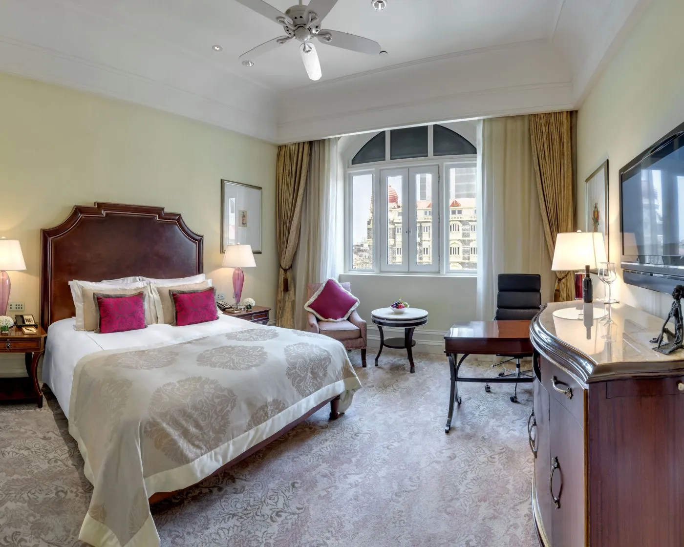 Una Luxury Grande Room con letto king e finestre ad arco sulla città