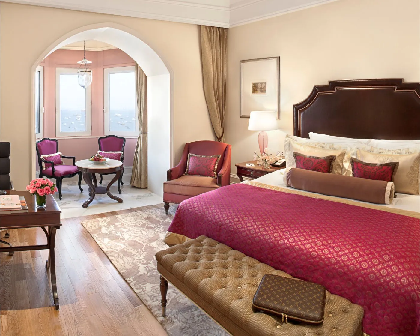 Una Luxury Grande Room vista mare con copriletto rosso e il bovindo