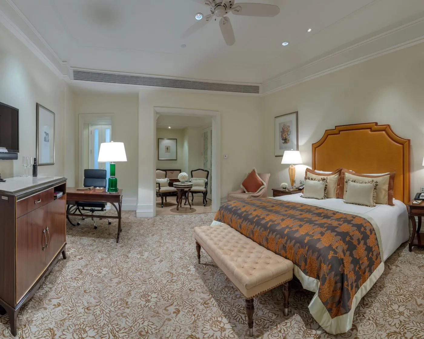 Una Luxury Room con letto king, panca imbottita e scrivania