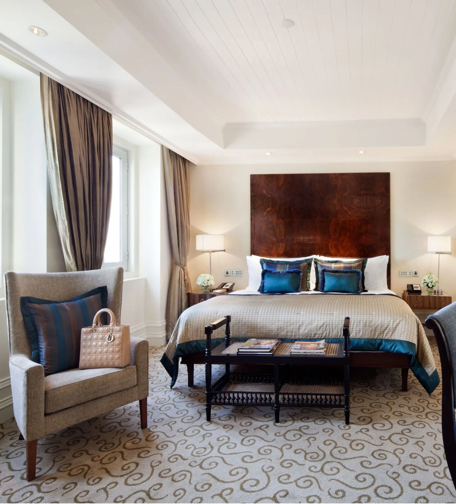 Una Luxury Suite con testiera in pelle scura e cuscini blu