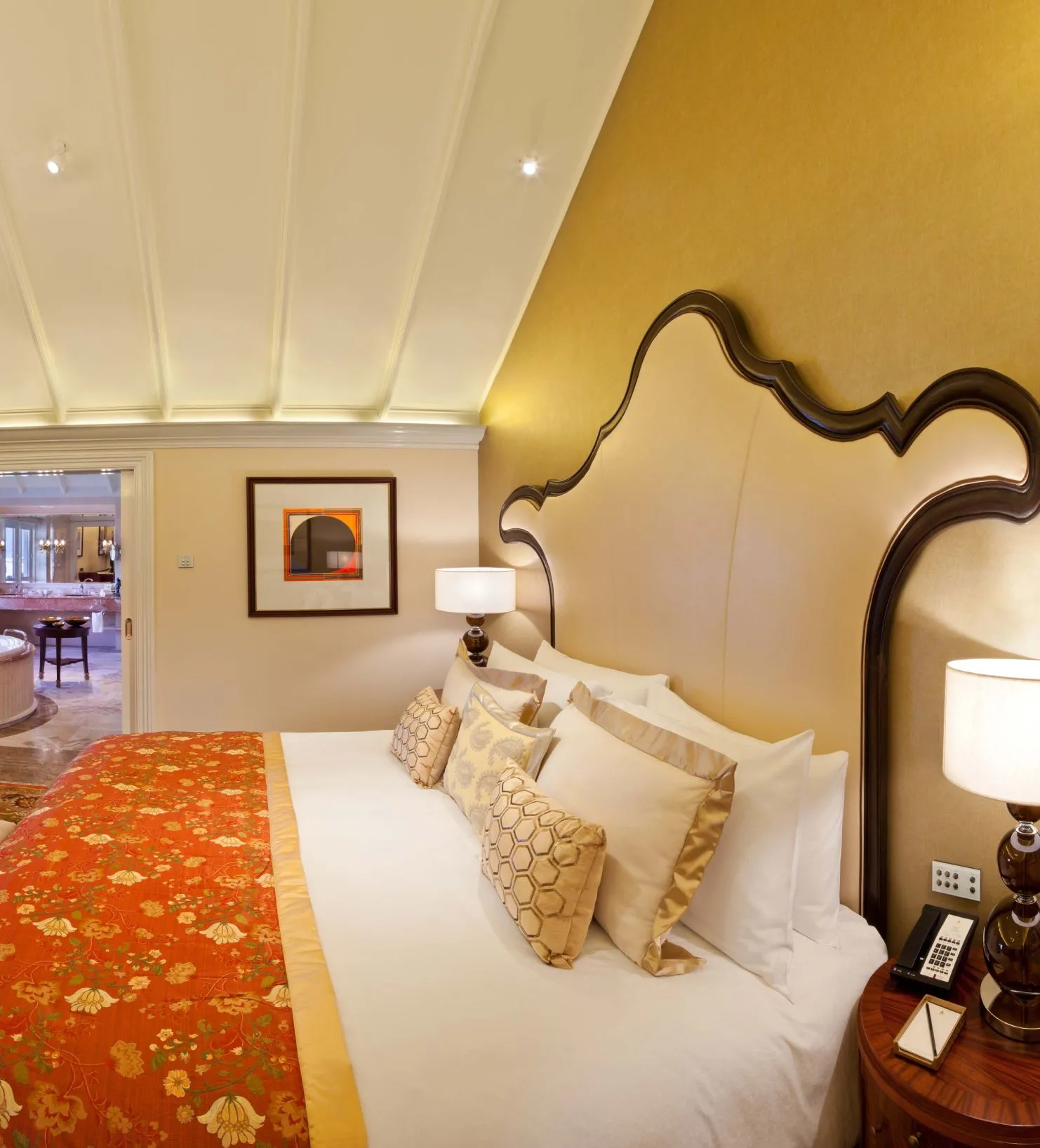 Una Signature Suite con testiera sagomata e copriletto arancio