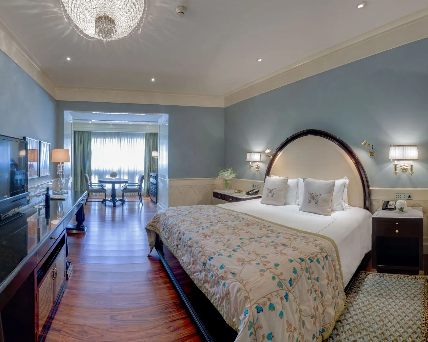 Una Taj Club Room vista mare con parquet e testiera bianca ad arco