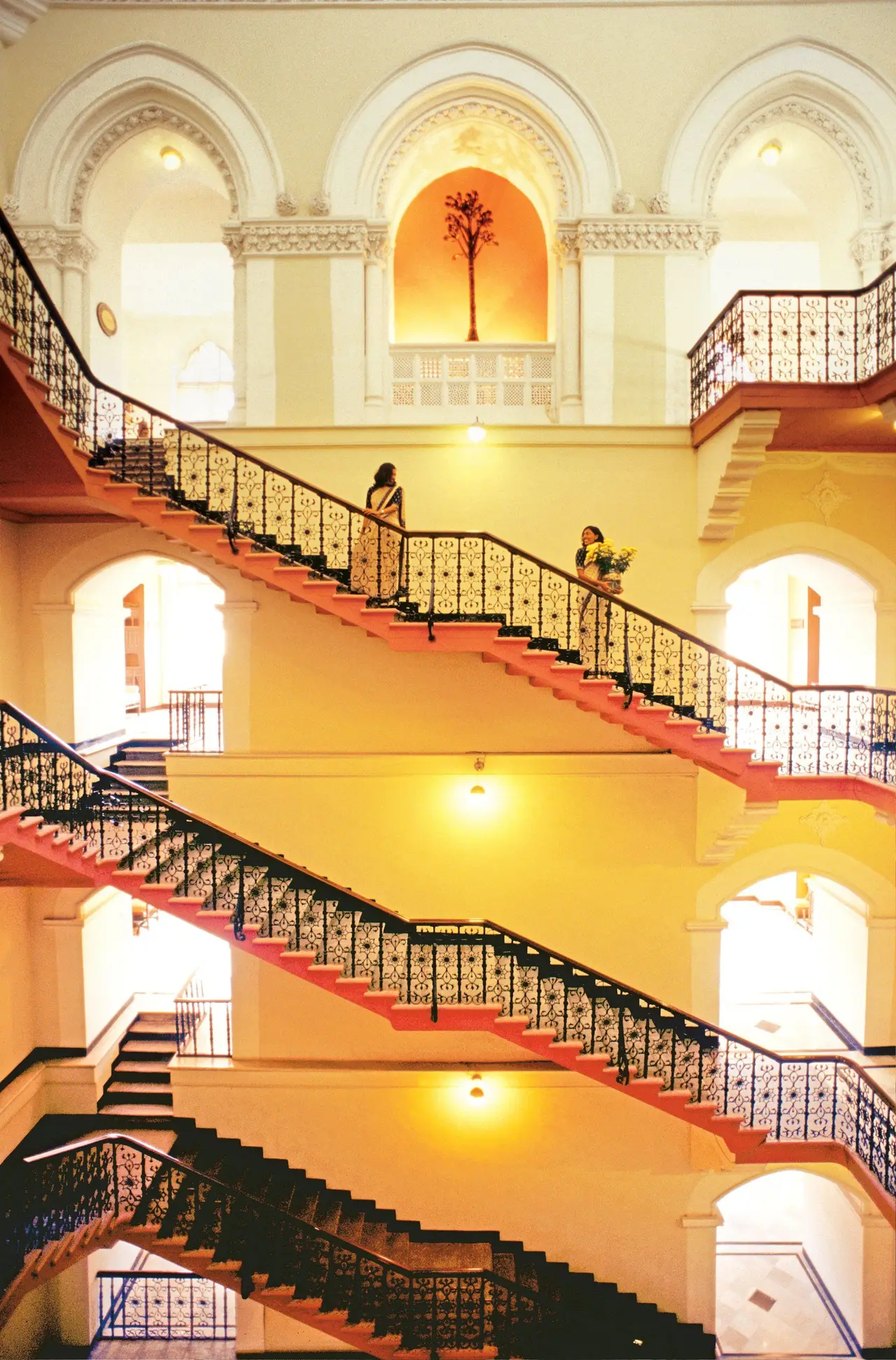 Lo scalone dell’ala Palace visto dall’alto, con le ringhiere nere e gli archi