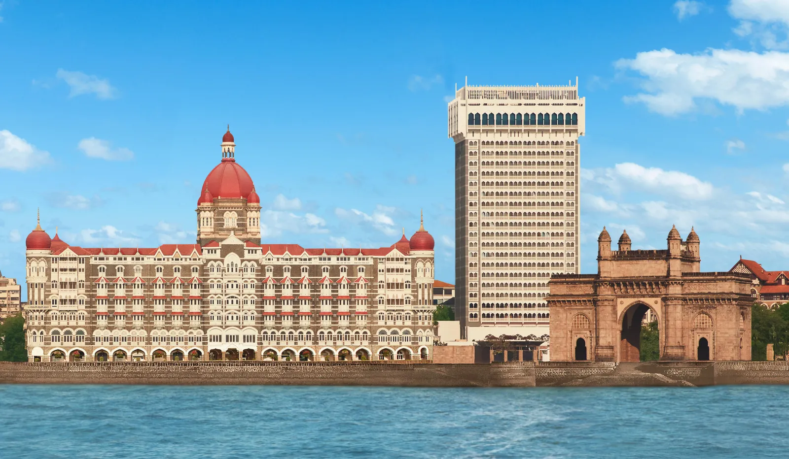 La facciata del Taj Mahal Palace con la cupola rossa, la Tower e il Gateway of India visti dal mare