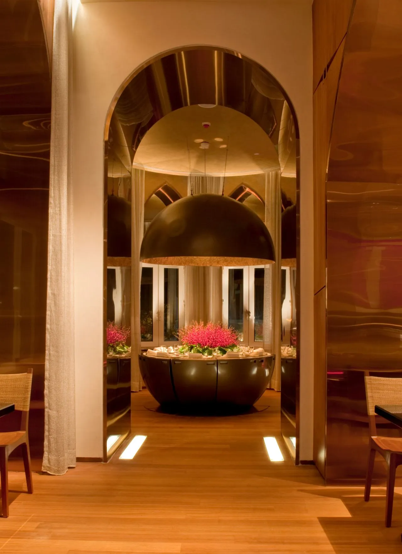 Il corridoio in legno di Wasabi by Morimoto verso una sala a cupola