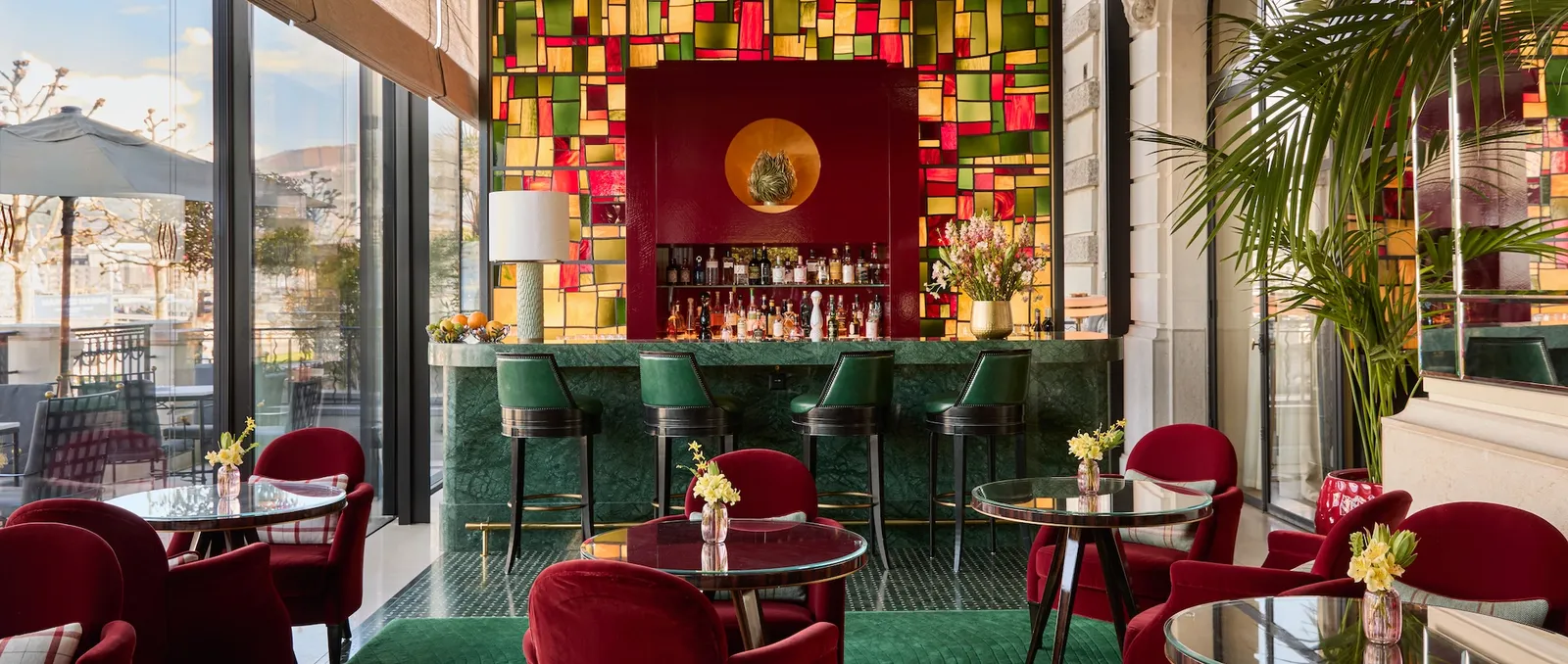 Il Bar 37 con la vetrata colorata dietro il bancone