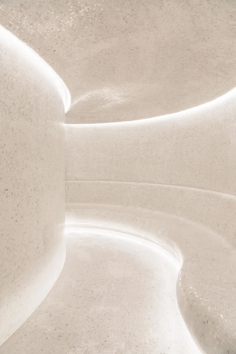 Il bagno turco della spa Guerlain, con la panca curva a mosaico