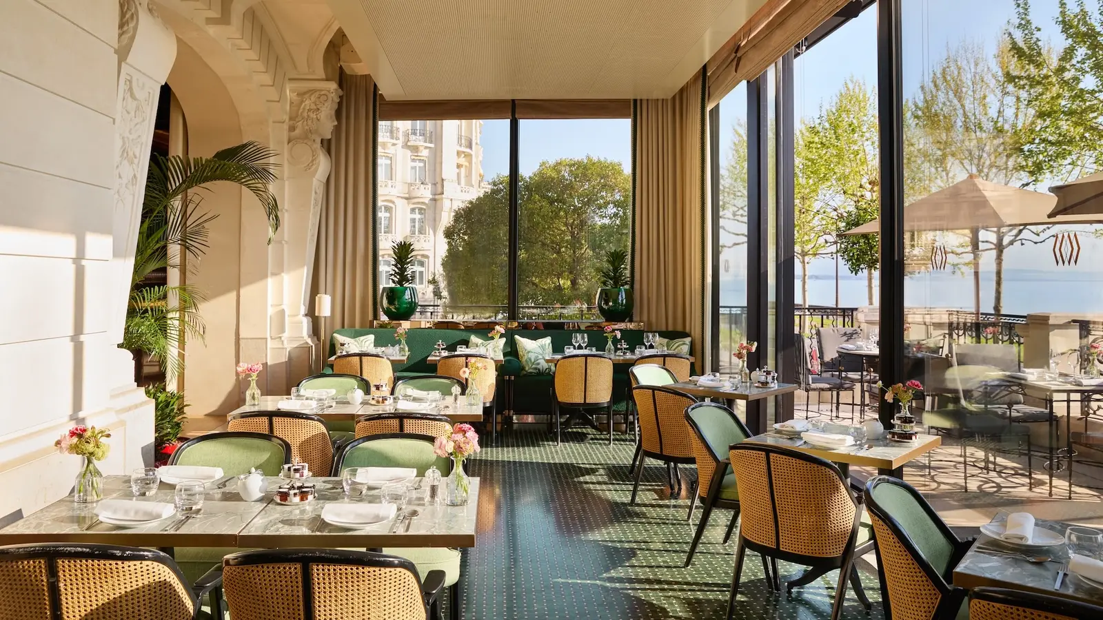 La veranda di Le Jardinier con i tavoli verso il lago