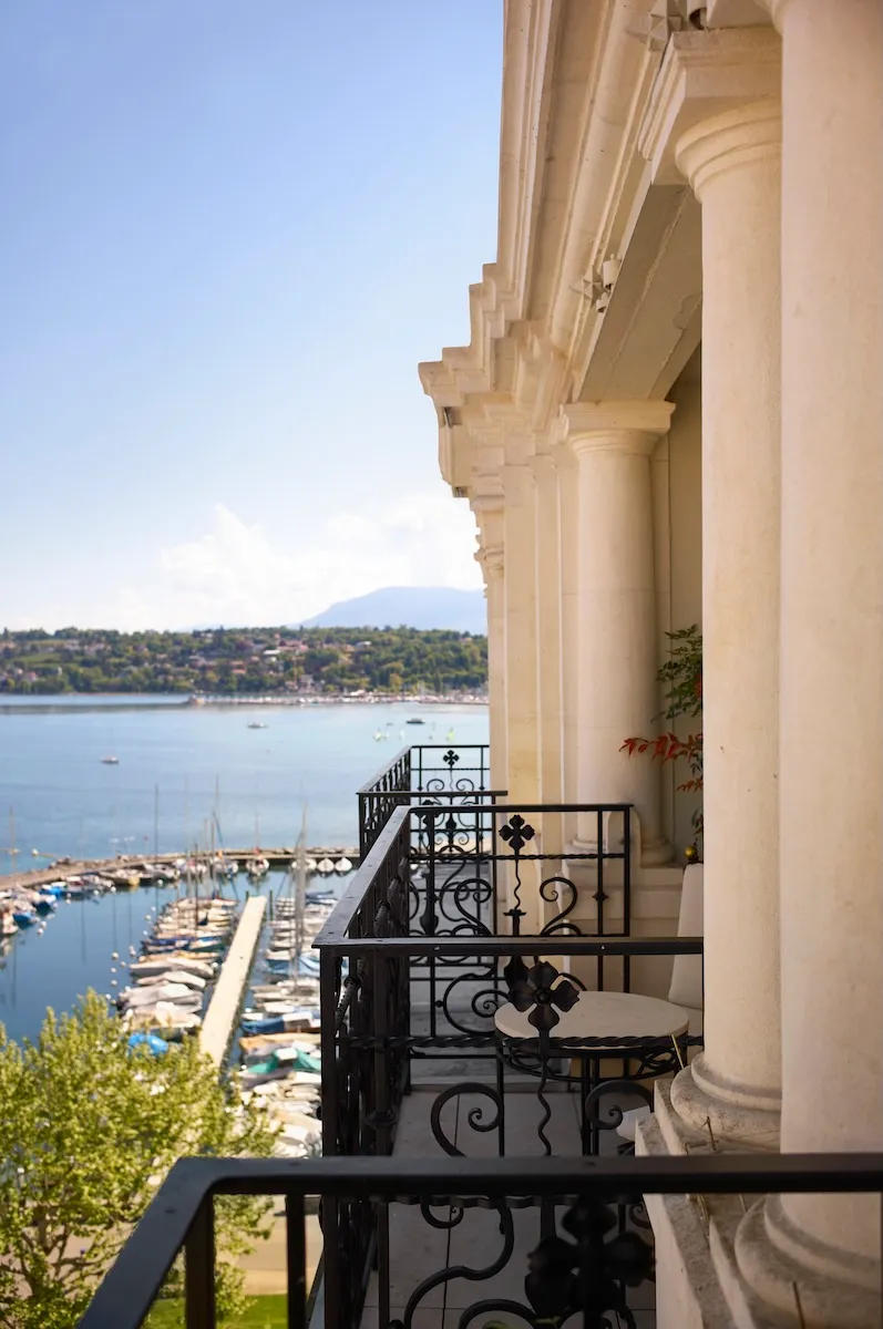 Il porto visto da un balcone a colonne