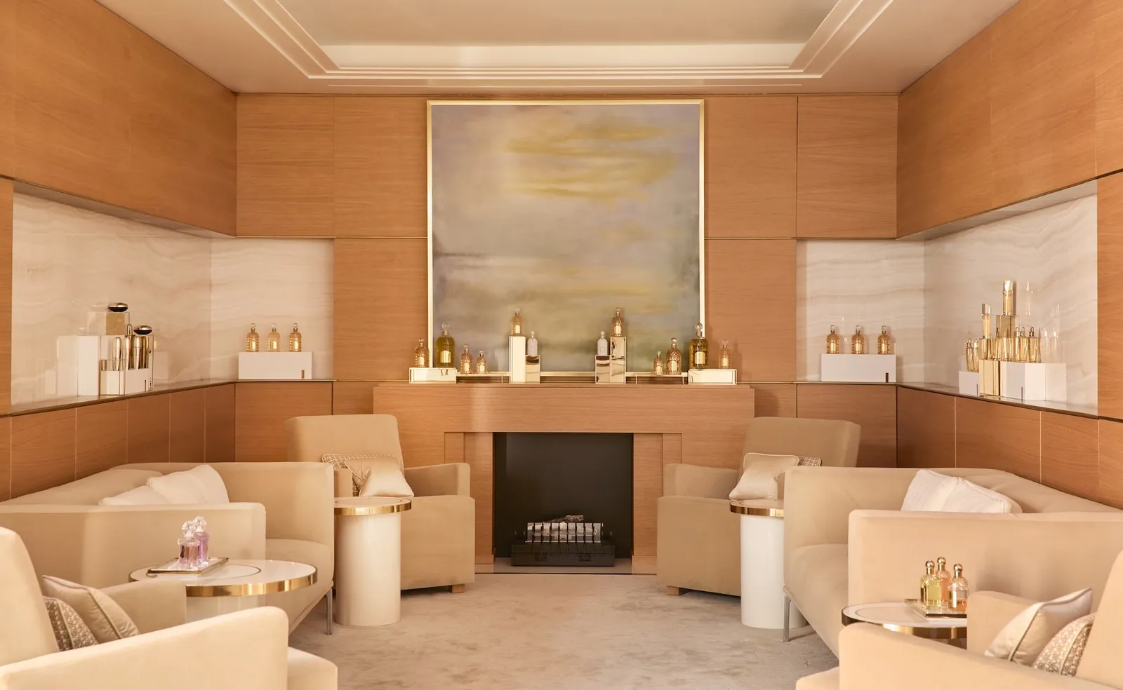 La sala relax della spa con il camino