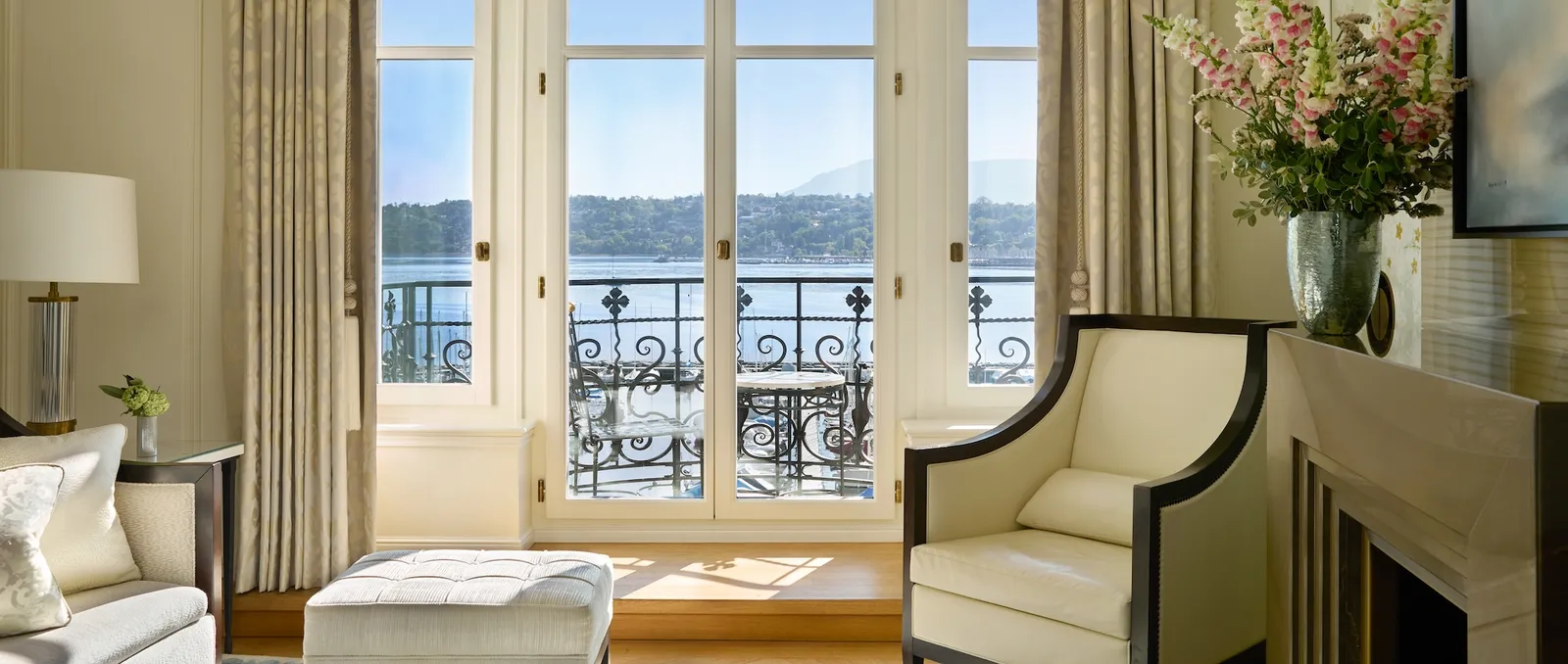 Il salotto della Collection Suite aperto sul balcone e sul lago