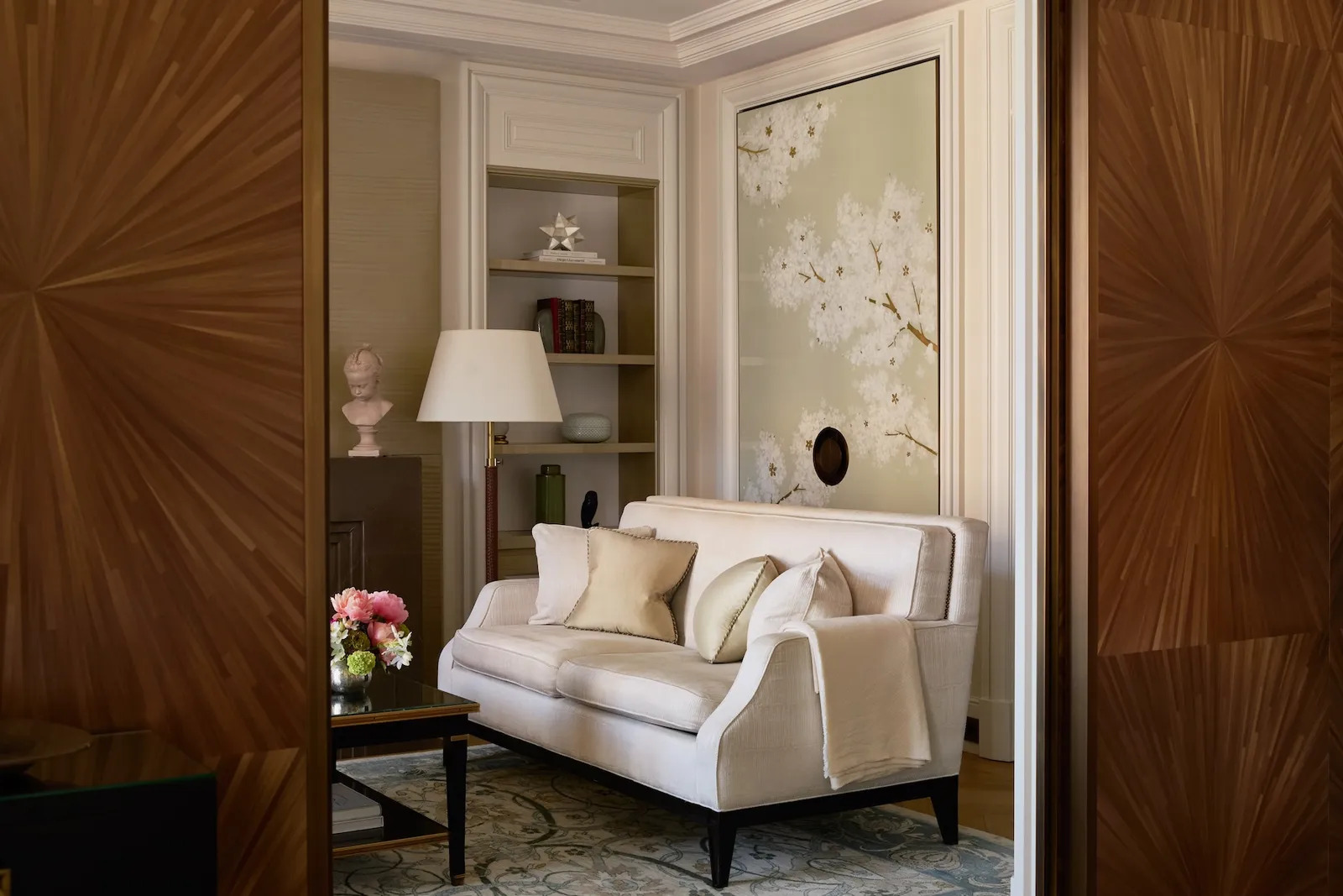 Il salotto dell’Executive Suite fra le porte in marqueterie