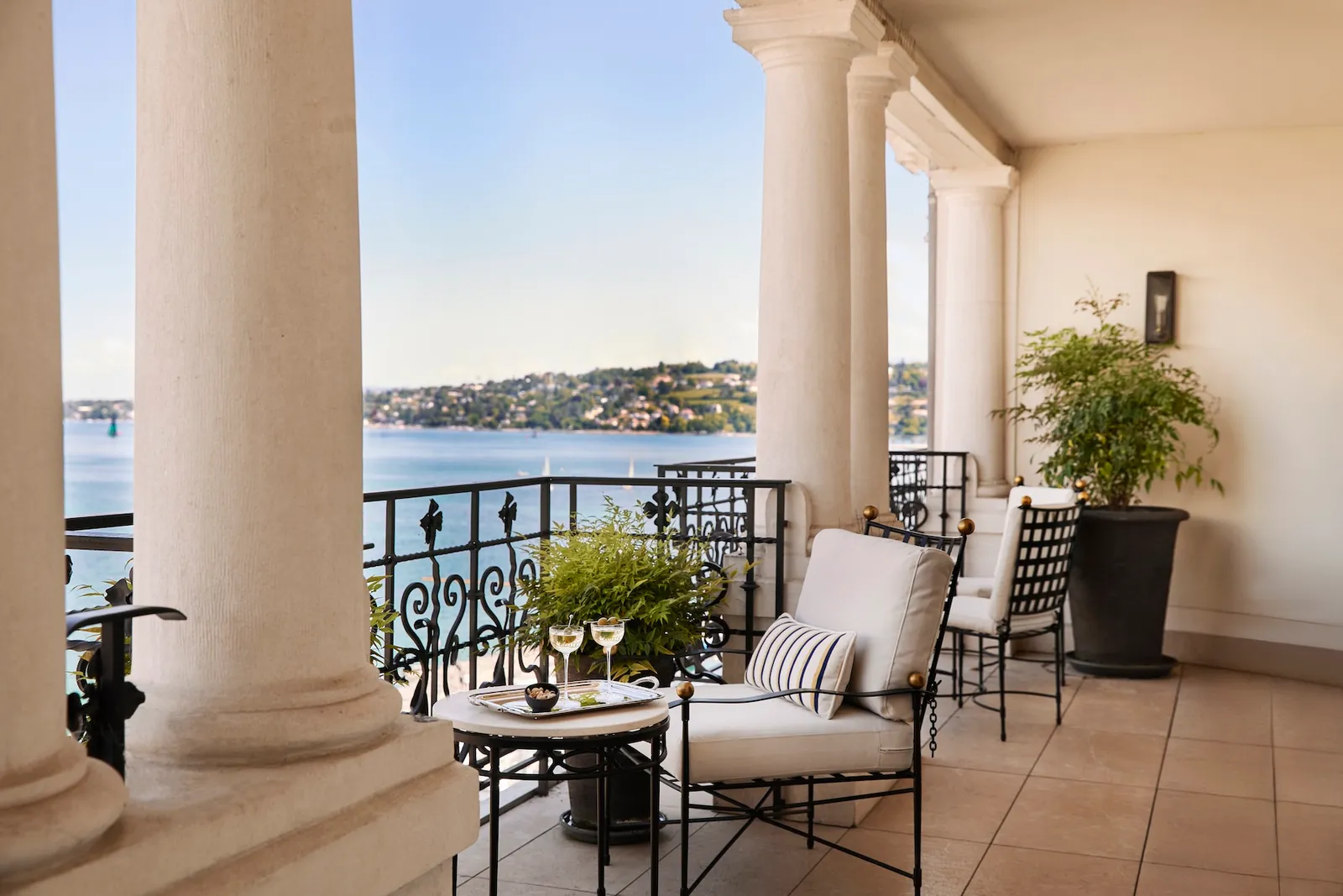 La loggia a colonne della Presidential Suite sul lago